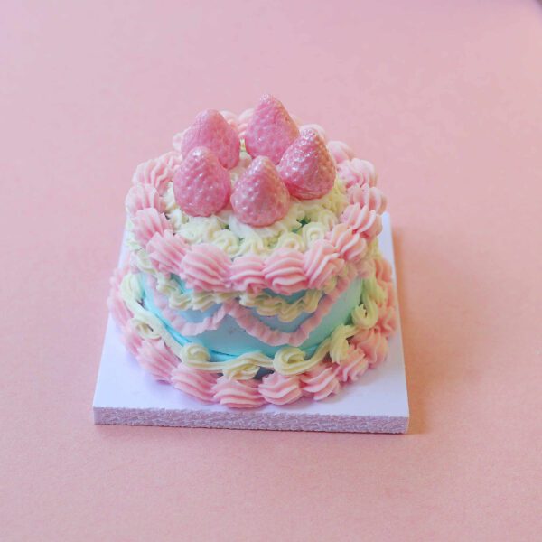 Alternative view of Pearlescent Strawberries Yellow Heart Mini Cake Kit