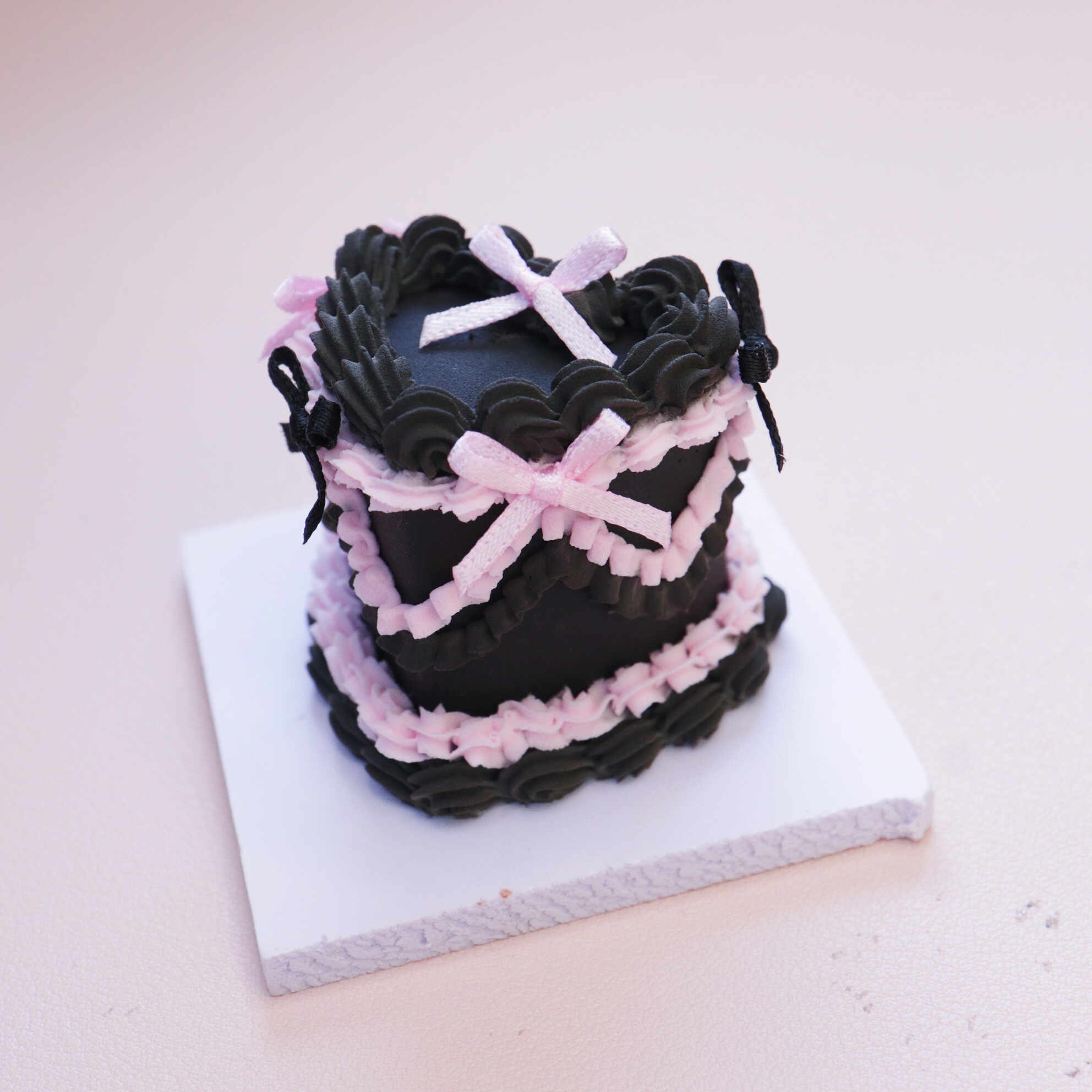 Elegant Black Heart Cake Kit: Adorned with Pink and Black Ribbons Elegant Black Heart Cake Kit: Adorned with Pink and Black Ribbons - Image 4