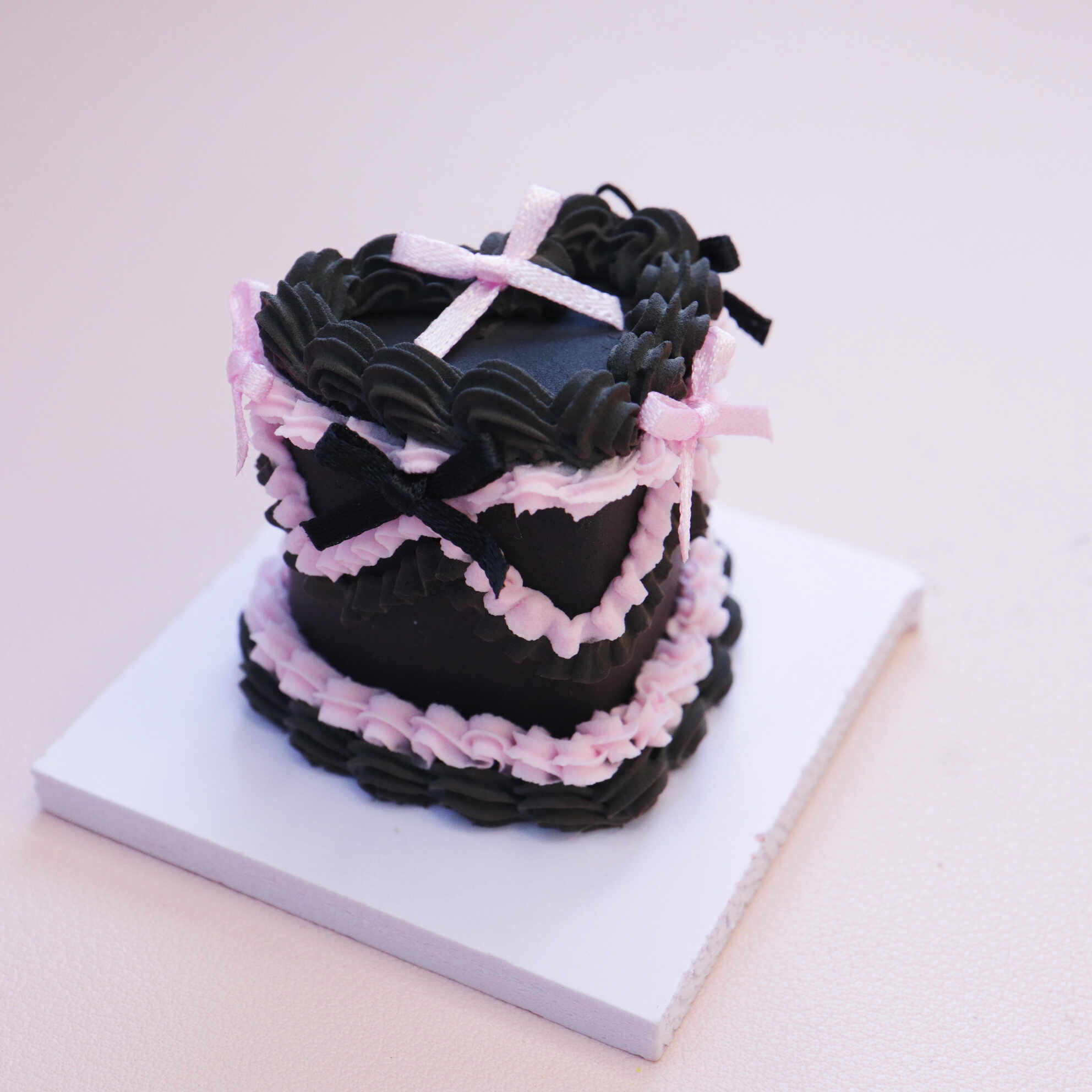 Elegant Black Heart Cake Kit: Adorned with Pink and Black Ribbons Elegant Black Heart Cake Kit: Adorned with Pink and Black Ribbons - Image 2